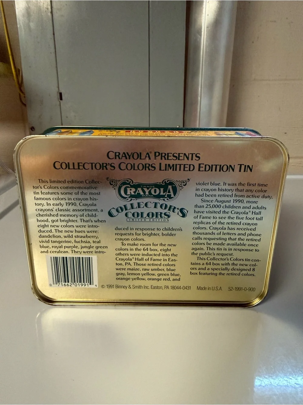 Crayola Collector's Colors Limited Edition Tin with Crayons